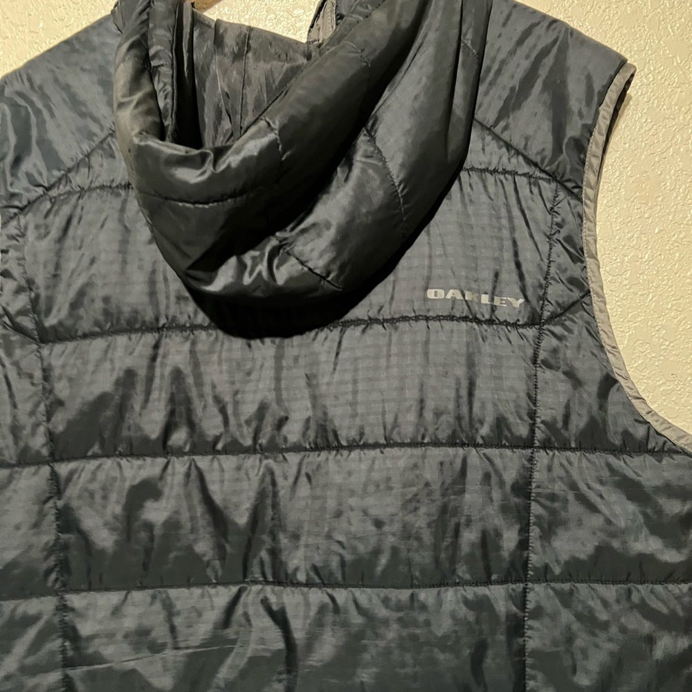 Oakley Men's Black Puffer Vest - Picture 5 of 6